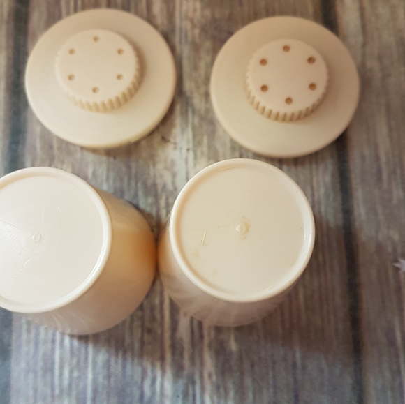 Vintage plastic salt and pepper shakers. - Picture 4 of 5
